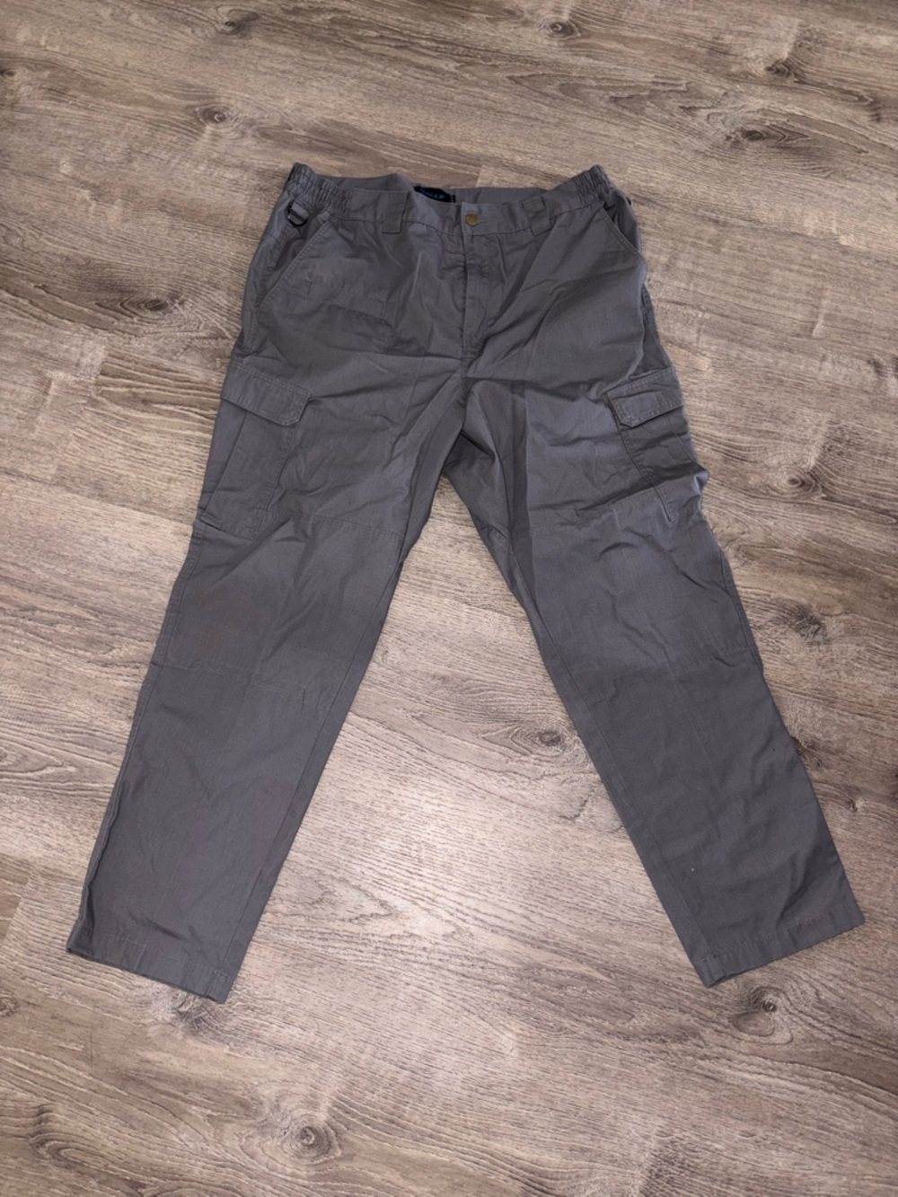 Men's Gray Cargo Pants with Multi-Pocket Utility Design